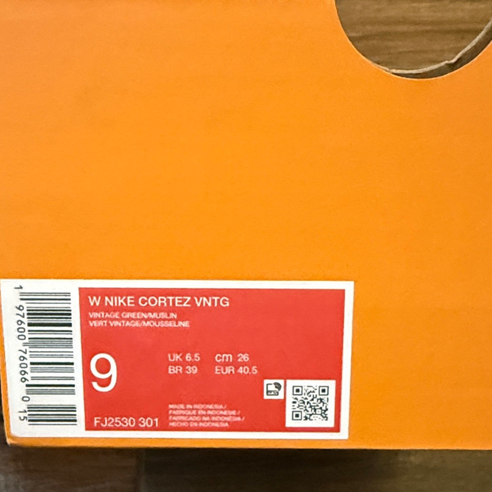 Nike Green and Cream Women's Sneakers - Picture 3 of 5